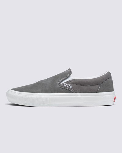 Vans Skate Classics: Ultra resistência no interior do tênis para a sua melhor performance no skate. Redesenhada para o skate moderno, a coleção Vans Skate Classics oferece mais do que os skatistas precisam para permitir evolução máxima. Com cabedal clássico de lona, o Tênis Skate Slip-On Pewter True White possui a silhueta icônica que você deseja, trazendo todos os benefícios de desempenho que os skatistas exigem.
Das subcamadas reposicionadas Duracap™ e palmilhas Popcush™ ao composto de borracha Sickstick™, o tênis slip-on foi desenvolvido para suportar o impacto diário da prática de skate e manter você confortável entre as sessões. Com aplicação lateral de nova etiqueta tecida Vans com estampa em checkerboard. 
Características do produto:
• Durabilidade aumentada: Materiais reforçados Duracap™, textura serrilhada mais profunda nos amortecedores da biqueira e paredes laterais mais altas proporcionam aparência mais tradicional com maior durabilidade e proteção. 
• Cabedal totalmente redesenhado: Reconstruído com um contraforte moldado e tiras internas da lingueta que firmam seu pé no lugar e oferecem mais controle da prancha. • Aderência lendária: O novo composto de borracha de goma SickStick™ é a borracha mais aderente até agora. • Amortecimento Popcush: O melhor amortecimento e proteção contra impactos. As palmilhas Popcush™ com retorno de energia protegem seus pés enquanto ajudam a reduzir o cansaço das pernas em sessões de skate mais longas. • Estilo icônico: Uma mistura de lona de 170 g e 280 g foi usada no cabedal, mantendo a estética do Classic Slip-On original.