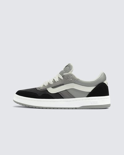 O Tênis Cruze Too Gradient Gray combina técnicas de construção modernas com o estilo tradicional da Vans. Construído com uma palmilha e unidade de sola tipo nuvem, este estilo de cano baixo e elegante mantém você confortável o dia todo, com a estética clássica de um tênis com sidestripe elevado.