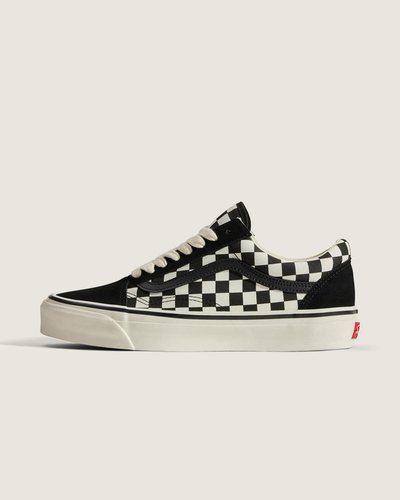Considerado o segundo tênis de skate feito pela Vans, o Old Skool se tornou um ícone além do mundo do skate, especialmente nas cenas musicais underground. Agora, quase 50 anos depois, a Vans celebra esse vínculo com a Premium Old Skool Music Collection, apresentando três cápsulas exclusivas inspiradas em diferentes eras da Old Skool na música. A Warped Tour Capsule aparece com a icônica estampa em checkerboard sempre ativa, designs de dois tons e estampas de chamas, homenageando o início dos anos 2000, quando cabelos espetados e pontas descoloridas dominavam. A construção do Tênis Old Skool Lx Checkerboard Black Marshmallow atualizada, mantém a icônica silhueta Old Skool intacta, refinada para os dias de hoje com melhor amortecimento e um ajuste aprimorado. Detalhes elevados encontram o design inspirado nos anos 90, feito com materiais sustentáveis ??para a nova abordagem de um clássico.