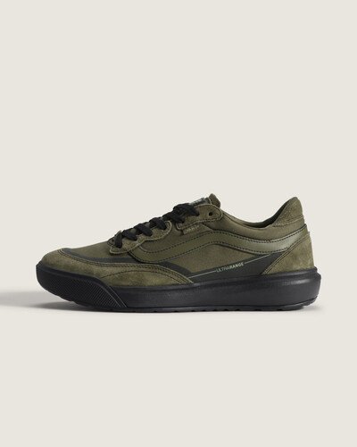 A família UltraRange nasceu como resposta da VANS à necessidade de um tênis versátil para longas jornadas. O modelo Tênis Ultrarange Se 20 Mossy Olive Black combina acabamento em couro com sobreposições em camurça e construção cold cement, entregando conforto e leveza. Sola de borracha com padrão de tração amplia a aderência, enquanto o bico redondo, a sidestripe discreta e o acolchoamento no tornozelo oferecem suporte e flexibilidade.