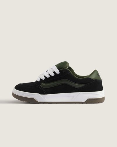 O Tênis Hylane Suede Black Grape Leaf une couro suede e construção vulcanizada que reforça o contato com o chão. Colarinho acolchoado oferecem conforto e suporte, enquanto a entressola flexível garante liberdade de movimento. Design pensado para manter o legado icônico da VANS, com acabamento que privilegia resistência.