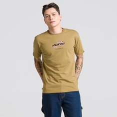 Fique “Off The Wall” em todas as ocasiões. Uma combinação autêntica e criativa do lifestyle Vans para composições casuais e esportivas. A Camiseta Ignitions SS Gothic Olive de manga curta é confeccionada em tecido 100% algodão, com estampa frontal, traz assinatura divertida e colorida Vans “Off the Wall”, centralizada na altura do peito, em silk à base d’água. Traz etiqueta Vans aplicada na manga. Na cor marrom, possui corte mais ajustado ao corpo, gola canelada e costura reforçada nos ombros. Com estilo clássico, a camiseta carrega toda atitude “Off The Wall” da Vans para todas as composições.