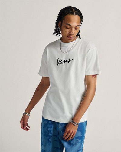 Tradição e originalidade estão presentes na cultura da Vans desde 1966. A personalidade e estilo inconfundível se destacam em todos os seus clássicos. A Camiseta Classic Script Ss Marshmallow Black Hylane é confeccionada em 100% algodão. O modelo traz estampa frontal centralizada na altura do peito, com assinatura Vans em letra cursiva, em design na diagonal. Autenticidade Vans para todos os momentos.