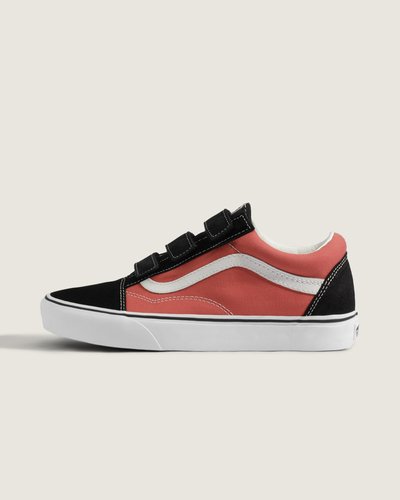 O Tênis Old Skool V Crimson Haze White traz o legado da VANS: em 1977 o Old Skool foi lançado como o primeiro a apresentar a icônica sidestripe. Este modelo combina construção em LEATHER VULCANIZED com painéis em camurça, fechamento por três tiras de velcro para ajuste prático e sola vulcanizada com visual autêntico. Cabedal acolchoado proporciona conforto e suporte mantendo a atitude descontraída e icônica da marca