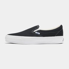 Lançado pela primeira vez em 1977, o Vans #98 - agora conhecido como Classic Slip-On - instantaneamente se tornou um ícone no sul da Califórnia. Hoje, o Tênis Slip-On Vlt Vault Og Lx Black White é reconhecido mundialmente por sua silhueta confortável, calce simples e design consagrado. O tênis é um item essencial para o dia a dia, mantendo o verdadeiro estilo "Off The Wall".