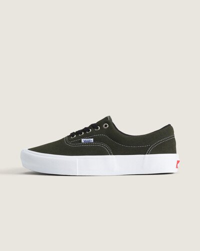 O Era nasceu em 1976 como Vans #95, desenvolvido para os primeiros skatistas e adotado pelos Z-Boys; esse legado da Vans atravessa gerações no Tênis Skate Era Obsidian Fern. Confeccionado em couro com sola vulcanizada, o modelo traz bico redondo, palmilha PopCush acolchoada e cadarços contrastantes. Acabamento clean e textura em couro camurça entregam resistência e presença discreta, mantendo conforto e suporte característicos do solado vulcanizado
