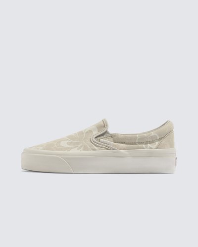 A Vans reconstruiu alguns dos seus clássicos mais icônicos com escolhas intencionais sobre os materiais utilizados. Com cabedais feitos de algodão orgânico e poliéster reciclado, um solado que usa borracha natural e uma palmilha de espuma de base biológica para um conforto que faz você se sentir bem, o Tênis Slip-On Mte Floral Stain Vintage White mantém todo o DNA “Off The Wall” da Vans, enquanto dá um passo na direção certa. A equipe da Vans definiu metas ambiciosas de sustentabilidade. Grandes ou pequenas, todos os esforços se somam a uma mudança positiva. Para ganhar o logotipo do globo Checkerboard, pelo menos 30% do produto deve ser composto de um ou uma combinação de materiais reciclados, renováveis e/ou regenerativos. Para saber mais sobre a Vans e sua jornada para materiais sustentáveis, acesse www.vans.com.br/sustentabilidade.