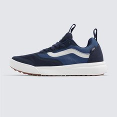 O UltraRange Rapidweld foi adicionado à família Vans para atender a necessidade dos atletas de alto nível: um tênis versátil que ao mesmo tempo proporcionasse conforto em longas viagens ao redor do mundo. O modelo apresenta um composto de entressola UltraCush atualizado, oferecendo o máximo em conforto e amortecimento, além de uma confecção de encaixe em forma de meia LuxLiner - com partes internas sem costura para reduzir o peso, atrito e pontos quentes. O Tênis Ultrarange Rapidweld 1.0 2 Tone Dress Blue White apresenta uma silhueta com uma estética totalmente limpa, que o levará para todos os lugares. Feito com cabedais de camurça sintética e tecido respirável, o solado é durável em uma borracha co-moldada e mini tratorada.
