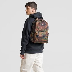 Esteja sempre pronto para todas as situações. As mochilas Vans agregam praticidade, comportam tudo o que você precisa carregar na correria e possuem aquele estilo autêntico que só a Vans proporciona. A Bolsa Old Skool Compl. Ultra Neo Vr3 Classic Camo é clássica com um design versátil. Confeccionada em tecido 100% poliéster reciclado e estampa exclusiva camuflada Vans, ela possui compartimento para carregar notebook de até 15’’ com total segurança. Possui bolso frontal com organizador que facilita na organização de cabos, canetas e outros itens importantes de acesso rápido. Vem com bolso lateral externo que comporta garrafa de água, permitindo que você sempre se mantenha hidratado. Com silhueta estruturada, carrega com conforto os seus itens essenciais por onde for. As alças da mochila são acolchoadas e ajustáveis, aliando conforto com uma estética tradicional. Com aplicação de etiqueta tecida Vans, trazendo um toque "Off The Wall" a este design icônico. A equipe da Vans traçou metas ambiciosas de sustentabilidade. Grandes ou pequenos, todos os esforços se somam a mudanças positivas. Para poder estampar o logotipo VR3 Checkerboard Globe, pelo menos 30% do produto deve ser feito de materiais reciclados ou por uma combinação de materiais reciclados, renováveis e/ou regenerativos. Para saber mais sobre a Vans e sua jornada rumo ao uso de materiais sustentáveis, acesse o site vans.com.br/sustentabilidade.
Características do produto:
• Mochila confeccionada em tecido 100% poliéster reciclado;
• Bolso frontal com organizador;
• Bolso independente para garrafa de água;
• Capa para notebook de até 15” (notebook não incluso);
• Capacidade: 22 litros;
• Dimensões: 42,5 x 32,4 x 12,4 cm.