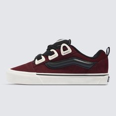 Com inspiração no estilo “volumoso” típico dos anos 90, o Knu Skool é a interpretação contemporânea do estilo clássico de uma década que representa o cenário do skate. Caracterizado por sua lingueta volumosa e Sidestripe Vans moldada em 3D, o Tênis Knu Skool Dr Port Royale Black traz o acabamento marcado por cadarços oversized e robustos. Apresenta heeltab do skate tradicional com inscrição Vans em “Drop V” e “Off The Wall” aplicada no calcanhar, com etiqueta tecida “Vans Off The Wall” aplicada na lingueta. Com perfil marcante e detalhes em estilo dramático dos anos 90, esse tênis lendário brinca com o original Old Skool, reverenciando um ícone do passado com as tendências do presente.