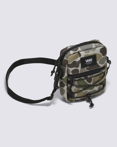 A Bolsa Bungee Cord Turkish Coffee é uma bolsa transversal moderna, que imprime toda a autenticidade e irreverência presente nos acessórios da Vans. Confeccionada em poliéster durável, ela é ideal para carregar seus itens essenciais. A bolsa com estampa icônica camuflada possui dois compartimentos com zíper, uma alça ajustável e aplicação de etiqueta tecida com assinatura Vans em “Drop V” e “Off The Wall”.