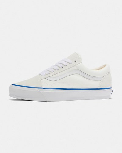 O Style 36, o segundo tênis de skate criado pela Vans, estreou em 1977. Foi o primeiro tênis da Vans a apresentar o icônico Sidestripe™ - também conhecido como "Jazz Stripe" - o Tênis Vault Og Lx Off White se consolidou no cenário mundial como um clássico absoluto, dentro e fora das pistas. Ele foi renomeado para Old Skool™ no início dos anos 90, antes de comemorar seu 30º aniversário e se tornar oficialmente um Vans Classic. Os tênis Premium Old Skool 36 têm detalhes de design na silhueta, incluindo uma parede lateral mais alta e brilhante, com uma costura destacada.