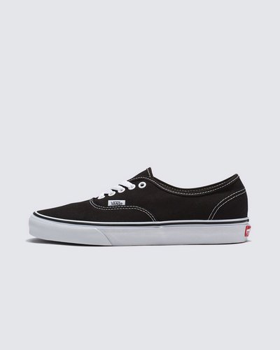 Nascido em Anaheim, Califórnia, em 1966, o Authentic é o estilo tradicional original da Vans. Originalmente conhecido como Vans #44 Deck Shoes, o Authentic se tornou um ícone cult imediato e incorpora nossa atitude “Off The Wall” desde então. Construído com um perfil simples com cadarço, o Tênis Authentic Black é um clássico que mantém viva a vibe old skool. Com cabedal em lona resistente na cor preta, apresenta vira lateral de borracha na cor branca, ilhós de metal e o solado emborrachado em waffle exclusivo Vans.