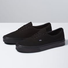 O Vans Era, originalmente chamado de Vans #95, ganhou vida em 1976 e foi popularizado pelos lendários Z-Boys de Santa Monica. Foi o primeiro calçado a exibir nosso famoso colarinho acolchoado, mudando completamente o jogo em termos de conforto, e continua sendo o favorito de pessoas criativas no mundo todo. 

Com cabedal de lona resistente em uma peça totalmente preta, o Era energiza nossa silhueta de cano baixo atemporal com estilo e sem esforço. Além do colarinho de suporte, este calçado clássico com cadarço foi produzido com ilhós de metal e sola de borracha waffle exclusiva.

• Tênis de cano baixo e cadarço lendário da Vans 
• Cabedal resistente de lona
• Colarinhos acolchoados de suporte
• Ilhós de metal
• Sola de borracha waffle exclusiva