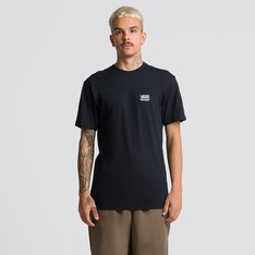 Conforto e estilo andam juntos. A Camiseta Left Chest Logo Ii Ss Black carrega autenticidade Vans por onde passa. Proporcionando conforto e sensação de leveza ao vestir, a camiseta masculina tem modelagem clássica, permitindo maior mobilidade tanto para uso em propostas casuais ou na prática de esportes de ação. Confeccionada em algodão com fio 20.1 na cor preta, apresenta estampa frontal com assinatura Vans em “Drop V” e em checkerboard na altura do peito do lado esquerdo, em silk à base d’água.