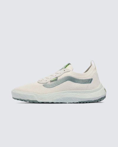 Para a temporada, a equipe da Vans repensou, re-projetou e reconstruiu cada parte da estética e tecnologias do UltraRange para torná-lo mais sustentável. A renovação do Tênis Ultrarange Vr3 Multi apresenta entressola EcoCush™ moldada com espuma 50% Bio-Based, construção leve, sola de borracha EcoRubber™ de fontes renováveis e cabedal respirável em knit, projetado com 50% algodão orgânico, 34% rPET, 14% Nylon reciclado e 2% Spandex, para reduzir o desperdício na produção em comparação com o cabedal tradicional de corte e costura da Vans. O UltraRange VR3 é a manifestação de uma ideia: que não se trata de para onde vamos, mas de como chegamos lá. A equipe da Vans traçou metas ambiciosas de sustentabilidade. Grandes ou pequenos, todos os esforços se somam a mudanças positivas. Para poder estampar o logotipo VR3 Checkerboard Globe, pelo menos 30% do produto deve ser feito de materiais reciclados, renováveis e/ou regenerativos. Para saber mais sobre a Vans e sua jornada de materiais sustentáveis, acesse vans.com.br/sustentabilidade.
Características do Produto: 
• Cabedal em Knit com 50% Algodão Orgânico, 34% rPET, 14% Nylon Reciclado e 2% Spandex; 
• Palmilha: a nova entressola EcoCush™ é produzida com pelo menos 50% Bio-Based, borracha EcoRubber derivada de fontes renováveis; 
• Solado: toda a borracha usada para produzir a sola VR3Waffle™ (60% do composto) é uma borracha natural cultivada de forma regenerativa, proveniente de fazendas que utilizam práticas agrícolas destinadas a promover a biodiversidade, melhorar os ciclos da água, melhorar a saúde do solo e/ou sequestrar carbono. Este novo composto de borracha foi desenvolvido e projetado para manter a aderência e durabilidade que fazem parte da história da Vans desde 1966.