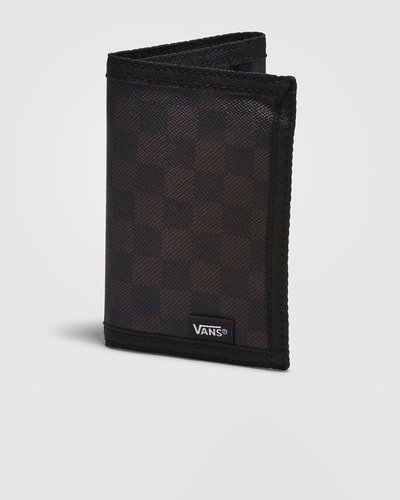 Uma estampa em checkerboard traz a assinatura Vans na icônica Carteira Slipped Black-Charcoal. Confeccionada em poliéster com um design retrô, o modelo apresenta três dobras e um fecho em velcro que mantém o conteúdo seguro. A carteira inspirada na velha guarda traz estampa exclusiva camuflada, com aplicação de etiqueta tecida com assinatura Vans em “Drop V” aplicada na capa. O amplo espaço interno inclui bolso para notas, divisória para cartões, janela para documentos e porta-moedas.