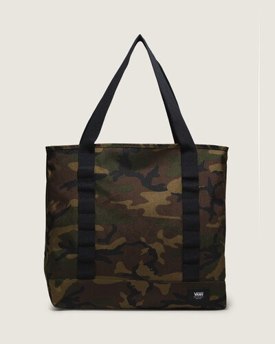 As bolsas Vans carregam versatilidade e irreverência em peças icônicas e atemporais. Construída para descomplicar totalmente sua rotina, trazer praticidade e um estilo autêntico, que só a Vans te proporciona. Isso é “Off The Wall” na essência. Confeccionada em poliéster reciclado, a clássica Bolsa Pergs Dx Tote Classic Camo apresenta a icônica estampa camuflada por toda a peça. Com espaço amplo e compartimento principal com capa acolchoada que comporta notebook e fecho de correr, uma bolsa sacola versátil e estilosa para usar todos os dias.