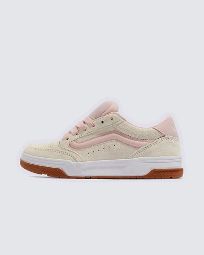 Passado e presente se cruzam com esse tênis inspirado no Y2K. O Hylane é um tênis inspirado no skate Y2K que reinterpreta a silhueta Upland de 1999. Cenas do passado coexistem com detalhes de design elevados, como a sidestripe brilhante em 3D e logotipos bordados, enquanto a postura robusta e a língua de skate fofa proporcionam uma aparência retrô. Terminado com uma construção cupsole com uma textura em “V” entrelaçada exclusiva, o Tênis Hylane Fat Lace Sepia Rose transforma uma estética vintage no guarda-roupa essencial de hoje.