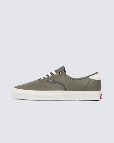 Uma interpretação elevada do tênis Heritage, que deu início a tudo. Uma versão elevada da silhueta original da Vans, o Tênis Authentic Leather Bungee Cord apresenta detalhes minimalistas do modelo icônico com atacadores. Com acabamento em couro macio e forro refinado, esta silhueta consagrada pelo tempo nunca pareceu tão boa.