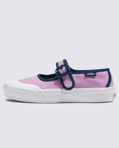 Uma silhueta clássica do icônico Mary Jane. Aproveitando a nostalgia retrô e uma interpretação lúdica da feminilidade, o Tênis Style 93 Lavender Infantil pega essa silhueta atemporal e a eleva ainda mais. Combinando uma fivela de tira simples com uma biqueira de borracha, parte superior de camurça e nossa sola de borracha waffle exclusiva, o modelo oferece a mistura perfeita de casual e elegante, ideal para qualquer ocasião.