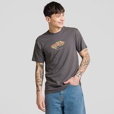 Fique “Off The Wall” em todas as ocasiões. Uma combinação autêntica e criativa do lifestyle Vans para composições casuais e esportivas. A Camiseta Ignitions Ss Warm Weather Asphalt de manga curta é confeccionada em tecido 100% algodão, com estampa frontal, traz assinatura divertida e colorida Vans “Off the Wall”, centralizada na altura do peito, em silk à base d’água. Traz etiqueta Vans aplicada na manga. Na cor cinza, possui corte mais ajustado ao corpo, gola canelada e costura reforçada nos ombros. Com estilo clássico, a camiseta carrega toda atitude “Off The Wall” da Vans para todas as composições.