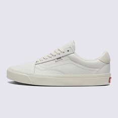 Com uma versão elevada na silhueta da sidestripe original, o Tênis Old Skool Blanc acrescenta detalhes minimalistas para este tênis icônico com atacadores. Com acabamento em couro macio e forro refinado, esta silhueta permanece consagrada dentro e fora das pistas.
