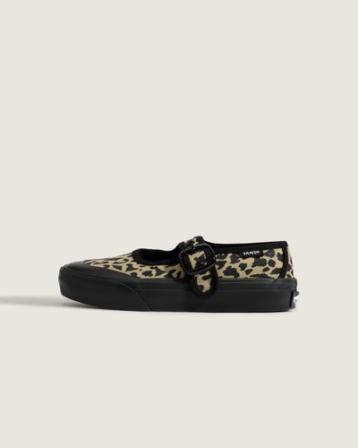 Explorando a nostalgia retrô e uma interpretação lúdica da feminilidade, o Tênis Mary Jane Leopard Black Infantil eleva essa silhueta atemporal a um novo patamar. Combinando uma fivela e tira simples com biqueira de borracha e o solado waffle de borracha exclusivo, o Mary Jane Infantil oferece a mistura perfeita de casual e elegante, ideal para praticamente qualquer situação.