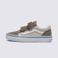 O Tênis Old Skool 2-Tone Driftwood Infantil homenageia a icônica sidestripe Vans, substituindo os cadarços tradicionais por fechos duplos de velcro. Com cabedal construído em camurça e lona durável, este modelo de cano baixo mantém as origens do clássico Old Skool, proporcionando um ajuste fácil e seguro que mantém o conforto dos pequenos o dia todo.