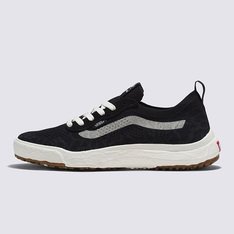 Nesta temporada, repensamos, reprojetamos e reconstruímos cada pedaço do UltraRange para torná-lo mais sustentável. A renovação inclui entressola VR3Cush™ moldada, construção leve, sola de borracha VR3Waffle™ e cabedal respirável projetado para reduzir o desperdício na produção em comparação com o cabedal tradicional de corte e costura da Vans. O Tênis UltraRange VR3 Black Marshmallow é a manifestação de uma ideia: que não se trata de para onde vamos, mas de como chegamos lá. A equipe da Vans traçou metas ambiciosas de sustentabilidade. Grandes ou pequenos, todos os esforços se somam a mudanças positivas. Para poder estampar o logotipo VR3 Checkerboard Globe, pelo menos 30% do produto deve ser feito de materiais reciclados, renováveis e/ou regenerativos. Para saber mais sobre a Vans e sua jornada de materiais sustentáveis, acesse vans.com.br/sustentabilidade.