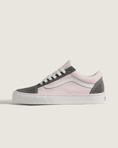 Em 1977, o Tênis Old Skool Nineties Pewter Pink foi lançado sendo o primeiro a conter a icônica sidestripe, um rabisco de Paul Van Doren que ajudou a moldar o legado da Vans. Este modelo traz cabedal em couro com construção vulcanizada, entressola acolchoada e sola com padrão waffle, entregando suporte, flexibilidade e conforto. Acabamentos clássicos reforçam o caráter autêntico do modelo