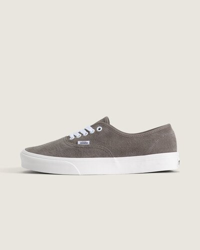 Nascido em Anaheim, Califórnia, em 1966, o Authentic é o estilo tradicional original da Vans. O Tênis Authentic Authentically Pig Suede Bungee Cord mantém o legado Off The Wall com cabedal têxtil em fibras vegetais, cano baixo e fechamento por cadarço para ajuste seguro. Sola vulcanizada oferece durabilidade e resposta estável; o tecido garante respirabilidade e sensação leve ao caminhar. Modelo unissex de identidade atemporal e acabamento cuidadoso.
