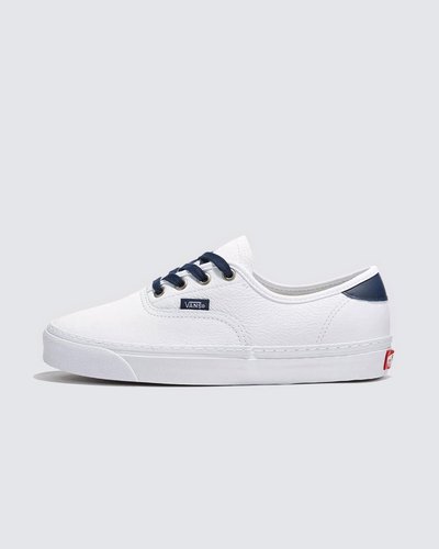 Uma interpretação elevada do tênis Heritage, que deu início a tudo. Uma versão elevada da silhueta original da Vans, o Tênis Authentic Leather White Navy apresenta detalhes minimalistas do modelo icônico com atacadores. Com acabamento em couro macio e forro refinado, esta silhueta consagrada pelo tempo nunca pareceu tão boa.