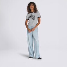 Relaxe com a Calça Sirelle 5 Pocket Puddle Upland Light Stonewash. O modelo jeans é resistente e apresenta uma silhueta clássica de poça, com pernas longas e mais largas que afinam ao redor dos tornozelos. Confortável, perfeita para uso durante todo o dia, dentro e fora das pistas.