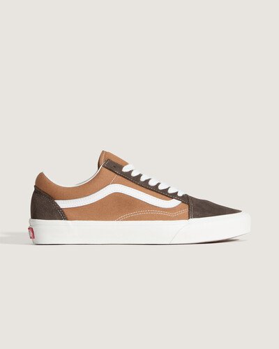 O Old Skool foi o primeiro design de calçado a apresentar a famosa Vans Sidestripe, embora, na época, fosse apenas um rabisco aleatório desenhado pelo fundador Paul Van Doren. Desde o seu lançamento em 1977, este modelo de cano baixo se consolidou como um ícone no cenário do skate, da música e da moda. De skatistas de rua e punks dos anos 90 a lendas do hip hop e da moda atuais, o Tênis Old Skool Frayed 2 T Brown Bwn tem sido consistentemente o tênis preferido dos criativos que fazem as coisas do seu jeito.
