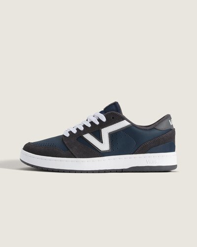 Uma homenagem ao passado. Inspirado na Coleção Serio dos anos 80, com assinatura Vans retrô em "Flying V" e atualizações modernas. O Tênis Lowland 2-tone Dark Blue incorpora tudo o que o Lowland ama e se baseia nisso, oferecendo uma nova mistura da herança esportiva da Vans, com a inovação moderna. Com um ajuste atualizado para maior conforto e uma entressola de borracha durável que substitui a tecnologia ComfyCush, ele foi desenvolvido para um uso duradouro sem comprometer o estilo. Perfeito para quem valoriza versatilidade e autenticidade.