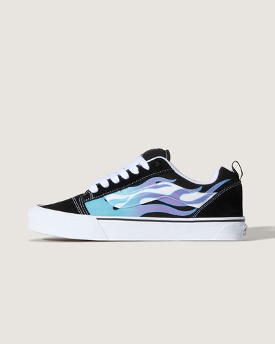 O Tênis Knu Skool Flame Black Blue é uma interpretação moderna de um estilo clássico dos anos 90, definido por sua língua bufante e SideStripe™ em 3D, finalizada com cadarços robustos, com detalhe estampado na lateral, com as icônicas chamas Vans. Com perfil e detalhes de estilo marcantes, o Knu Skool se inspira no Old Skool original, combinando um ícone do passado com as tendências atuais.