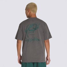 Feita de material macio de algodão orgânico, a Camiseta Mte Sabertooth Ss Tee Crosspath Black apresenta uma lavagem overdye para um visual vintage. Coberta com uma gola canelada e detalhes do ícone VR3, ela possui estampa frontal na altura do peito, no lado esquerdo e nas costas, em silk à base d’água.

A equipe da Vans definiu metas ambiciosas de sustentabilidade. Grandes ou pequenos, todos os esforços se somam a uma mudança positiva. Para ganhar o logotipo do globo Checkerboard, pelo menos 30% do produto deve ser feito de um ou uma combinação de materiais reciclados, renováveis ??e/ou regenerativos. Para saber mais sobre a Vans e sua jornada para materiais sustentáveis, acesse www.vans.com.br/sustentabilidade.