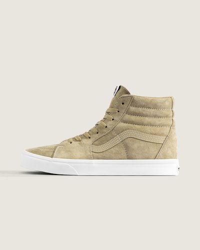 O Sk8-Hi impactou ao ser o primeiro tênis de cano alto para skate a entrar em cena. Com um toque "Off The Wall", o lendário tênis de cano alto da Vans é considerado um divisor de águas desde o seu lançamento em 1978. O Tênis Sk8-Hi Pig Suede Incense apresenta cabedal em camurça e lona resistente na cor nude. Com fechamento por amarração em cadarços, ele traz a icônica sidestripe Vans nas laterais. O tênis possui o cabedal acolchoado com biqueiras reforçadas, proporcionando mais conforto e firmeza a cada passo. Apresenta heeltab do skate tradicional com inscrição Vans em “Drop V” e “Off The Wall” aplicada no calcanhar, com etiqueta tecida “Vans Off The Wall” aplicada na lingueta. A entressola ameniza o impacto e a palmilha se molda adequadamente aos pés. Com solado em borracha vulcanizada em formato waffle - exclusividade Vans - com função antiderrapante, proporcionando maior aderência ao caminhar. Estilo e conforto para todos os momentos, seja dentro ou fora das pistas.