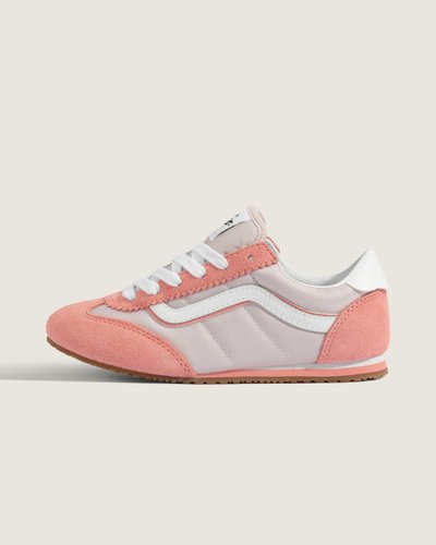 Tênis Super Lowpro Pale Petal Pink Infantil apresenta o legado da Vans com design voltado ao conforto juvenil. Confeccionado em couro com construção cold cement, o modelo traz cabedal resistente, entressola leve e área interna acolchoada que asseguram suporte e flexibilidade. Solado com aderência característica favorece estabilidade, enquanto acabamento limpo e detalhes sutis reforçam a expressão autêntica e descontraída do modelo