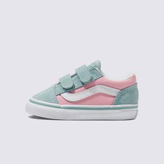 Os fechos das alças criam um ajuste adequado para crianças com esse tênis icônico com sidestripe! O Tênis Old Skool 2-Tone Gray Pink Infantil revive o icônico tênis com sidestripe, trocando os cadarços tradicionais por fechos duplos em velcro. Feito com parte superior exclusiva de camurça e lona, o tênis de cano baixo mantém o legado clássico, proporcionando um ajuste fácil e calce seguro, mantendo os pequenos confortáveis o dia todo.