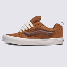 Um ícone inchado dos anos 90, reimaginado

Nascidos em 1998, os Knu Suede Skool dão um toque ousado ao icónico Old Skool da Vans. Com atacadores grandes, língua bufante e gola macia, ele deu vida às vibrações do skate dos anos 90, ao mesmo tempo que se manteve firme na construção inferior da sola waffle vulcanizada e exclusiva da Vans. Seu design exagerado na parte superior o tornou um destaque na cultura do skate. Após o seu lançamento inicial, o Knu Skool foi relançado no início dos anos 2000 e novamente em 2023, sempre combinando o seu estilo nostálgico com conforto moderno para atrair as novas gerações de entusiastas de ténis.