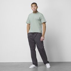 A Range Relaxed Elastic Pant é uma calça de cintura elástica confortável confeccionada em algodão elástico macio. O bolso dianteiro inclui um bolso para moedas no lado direito e os travetes Drop V bordados fornecem maior reforço com um toque de tradição. Junto com um porta-chaves na parte de trás do cós ao lado direito e a nova etiqueta original flag da Vans costurada internamente na  bainha para adicionar marca quando a barra estiver dobrada, esta calça descontraída leva o conforto a outro nível. O modelo tem 1,83 m de altura e usa tamanho Médio. • Tipo de modelagem Relaxed – confortável no quadril, na coxa e na perna com cintura regular. • 98% algodão, 2% elastano • Cintura elástica confortável com cordão para um ajuste personalizado • Travetes Drop V bordados reforçam as áreas críticas de tensão • Detalhe do porta-chaves na parte de trás do cós ao lado direito • Circunferência da barra: 43,1 cm