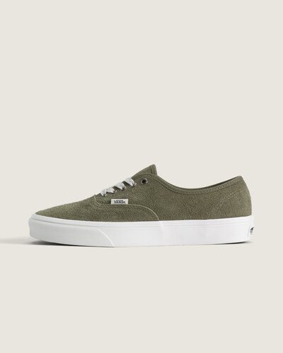 Nascido em Anaheim, Califórnia, em 1966, o Authentic é o estilo tradicional original da Vans. O Tênis Authentic Hiker Olive Multi mantém o legado Off The Wall com cabedal têxtil em fibras vegetais, cano baixo e fechamento por cadarço para ajuste seguro. Sola vulcanizada oferece durabilidade e resposta estável; o tecido garante respirabilidade e sensação leve ao caminhar. Modelo unissex de identidade atemporal e acabamento cuidadoso.