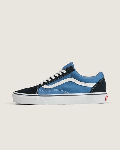 Em 1977, o tênis Old Skool, originalmente nomeado de Vans #36 foi lançado sendo o primeiro a conter a icônica sidestripe na lateral. O que começou como um rabisco de Paul Van Doren, originalmente chamado de “Jazz Stripe”, se tornou um dos ícones da marca Vans. O Tênis Old Skool Navy é um tênis de cano baixo com cadarço que possui cabedal de lona têxtil e camurça resistente nas cores azul e preto, sidestripe em couro branco e viras laterais borracha na cor branca com biqueiras reforçadas para suportar o desgaste por repetição, cano acolchoado para dar suporte e flexibilidade e a clássica sola de borracha waffle vulcanizada exclusiva Vans.