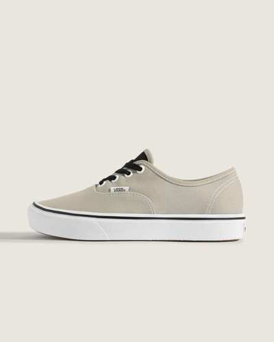 Estilo clássico. Estrutura premium. A silhueta original que você já conhece, aprimorada com ajuste e amortecimento. Nascido em 1966, o Authentic estabeleceu o padrão para um design clean e funcional. A construção da silhueta premium do Tênis Authentic Comfycush Gray Black se mantém fiel às suas raízes, mas se destaca com um cabedal leve em lona, ??um ajuste refinado e uma palmilha acolchoada para conforto duradouro e uma passada mais suave. É um novo nível para esse clássico atemporal.