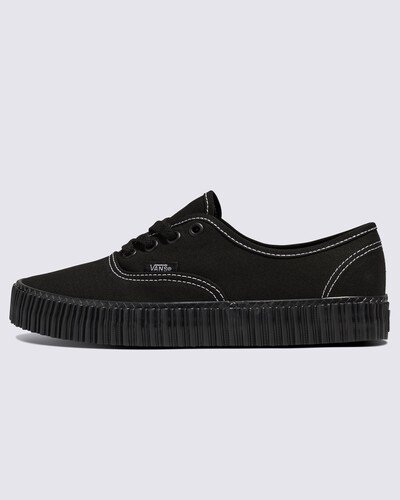 Uma adaptação inspirada no Creeper, um tênis que deu início a tudo. Com inspiração na era grunge dos anos 90, o Tênis Authentic Creeper Grunge Core Black traz como base a história dos tênis clássicos da Vans, combinando a sua icónica parte superior em lona com as paredes laterais espessas e texturizadas de uma trepadeira tradicional. Juntamente com o seu design clássico de cano baixo e a icónica sola de borracha waffle, o modelo oferece um visual único, homenageando o estilo grunge que define tendências.