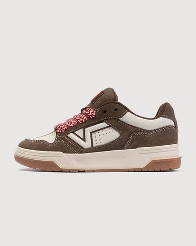 O Tênis Upland Vintage Cocoa traz o legado icônico da VANS em uma proposta autêntica e descontraída. Cabedal em couro resistente com bico redondo, palmilha acolchoada que aumenta o conforto e entressola que oferece suporte e flexibilidade a cada passo. Construção com costuras reforçadas, materiais que ressaltam o toque e a textura do couro.