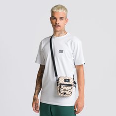 Versátil e pronta para usar, a Bolsa Bail Shoulder Ultrarange Neo Vr3 Pig Suede Gum Antelope é uma bolsa de ombro moderna. O modelo possui alça ajustável com prendedor, bolso externo com zíper e etiqueta Vans tecida aplicada na capa frontal. A equipe da Vans estabeleceu metas ambiciosas de sustentabilidade. Grandes ou pequenos, todos os nossos esforços resultam em mudanças positivas. Para ganhar o logotipo do globo Checkerboard, pelo menos 30% do produto deve ser feito de um ou uma combinação de materiais reciclados, renováveis ??e/ou regenerativos. Para saber mais sobre a Vans e a sua jornada rumo a materiais sustentáveis, acesse vans.com/sustentabilidade.