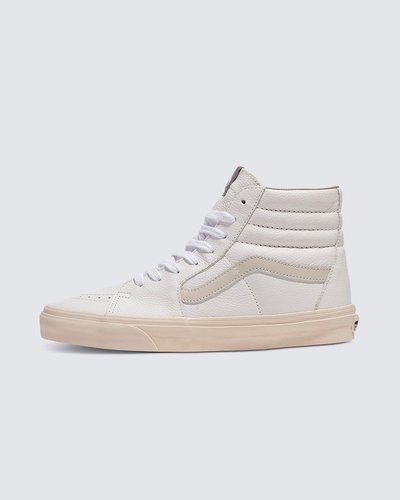 O Lendário Tênis De Cano Alto Da Vans É Considerado Um Divisor De Águas Desde O Seu Lançamento Em 1978. O Sk8-Hi Impactou Ao Ser O Primeiro Tênis De Cano Alto Para Skate A Entrar Em Cena. Com Um Toque "Off The Wall", O Tênis Sk8-Hi Premium Leather Rain Drum De Cano Alto Apresenta Cabedal Em Camurça E Lona Resistente. Com Fechamento Por Amarração Em Cadarços, Ele Traz A Icônica Sidestripe Vans Original Mas Laterais. O Tênis Possui O Cabedal Acolchoado Com Biqueiras Reforçadas, Proporcionando Mais Conforto E Firmeza A Cada Passo. Apresenta Heeltab Do Skate Tradicional Com Inscrição Vans Em “Drop V” E “Off The Wall” Aplicada No Calcanhar E Etiqueta Tecida Na Lingueta E Etiqueta Tecida Em Checkerboard Aplicada Na Lateral Da Sidestripe. A Entressola Ameniza O Impacto E A Palmilha Se Molda Adequadamente Aos Pés. Com Solado Em Borracha Vulcanizada Em Formato Waffle - Exclusividade Vans - Com Função Antiderrapante, Que Proporciona Maior Aderência Ao Caminhar.
Características Do Produto: 
• Cabedal Durável Em Camurça E Lona Resistente; 
• Icônica Sidestripe; 
• Biqueiras Reforçadas; 
• Fechamento Com Cadarço; 
• Colarinhos De Suporte Acolchoados; 
• Sola De Borracha Waffle Exclusiva Vans; 
• Silhueta Sk8-Hi® Clássico.